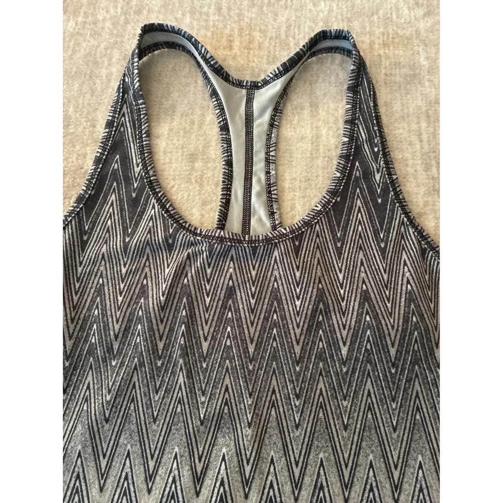 Nike Dri-FIT Racerback Tank Top Black White Chevron Zigzag Athletic Small - Picture 3 of 4